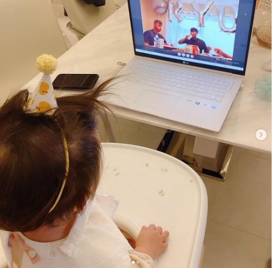 류현진의 딸이 영상을 통해 아빠의 생일 파티를 지켜보고 있다. /사진=배지현씨 인스타그램