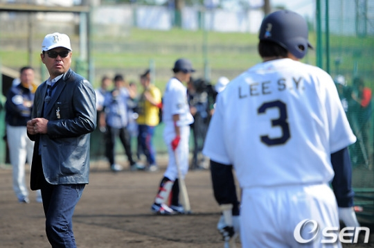 김의명(왼쪽)이 야구해설가 시절인 2012년 당시 오릭스 이승엽의 훈련을 지켜보고 있다. /사진=OSEN 