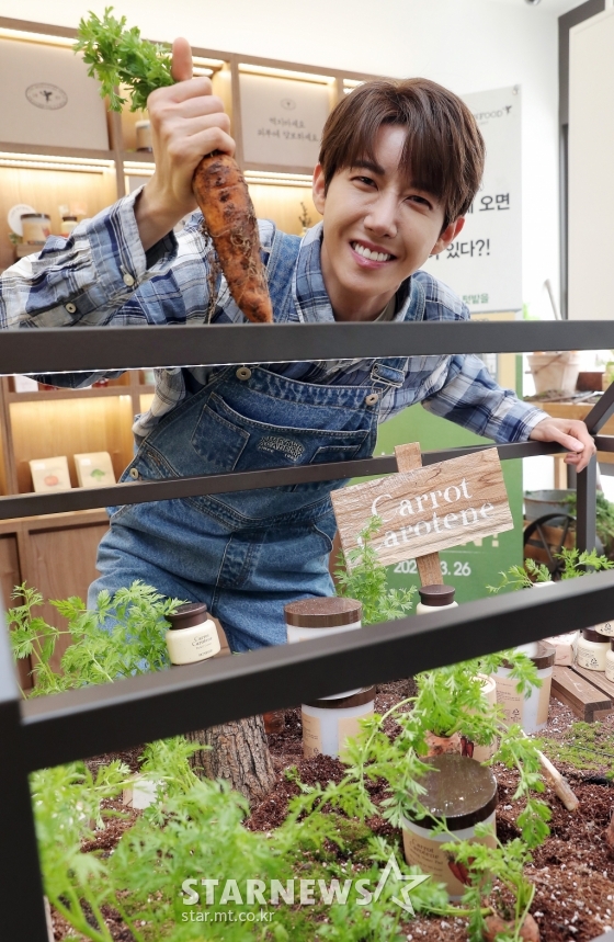 主持人光熙手持胡萝卜