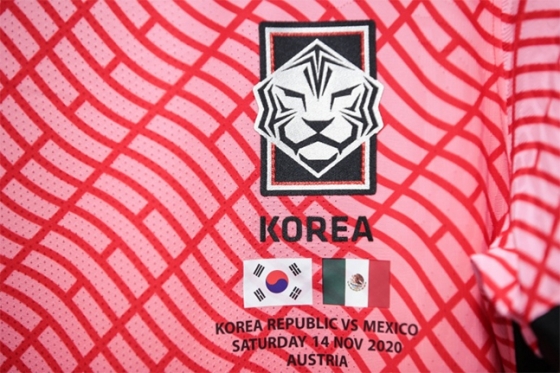 지난해 11월 오스트리아에서 열린 멕시코와의 평가전 당시 한국 축구대표팀 유니폼에 새겨진 태극기와 멕시코 국기. /사진=대한축구협회
