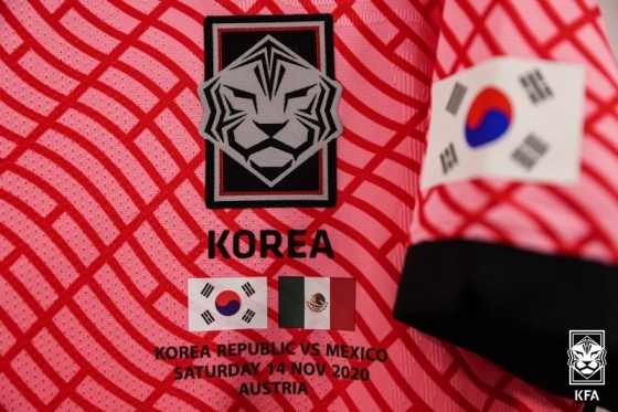 지난해 11월 오스트리아 원정 당시 대표팀 유니폼에 새겨져 있는 한국-멕시코전 경기 정보와 양 팀 국기. /사진=대한축구협회 제공