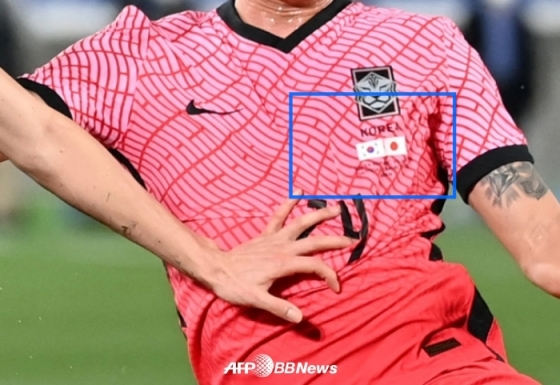 한국 대표팀 유니폼에 새겨져 있는 태극기와 일장기, 그리고 경기 정보. /AFPBBNews=뉴스1