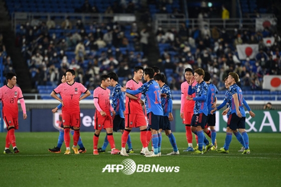 지난 3월 25일 일본 요코하마에서 열린 한일전이 끝난 뒤 인사를 나누고 있는 한국과 일본 대표팀. /AFPBBNews=뉴스1