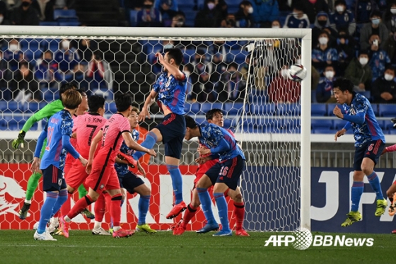 지난 3월 25일 일본 요코하마에서 열린 한일전 당시 엔도 와타루(맨 오른쪽)가 일본의 3번째 골을 넣고 있는 장면. /AFPBBNews=뉴스1