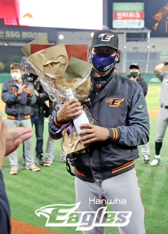 승리 후 꽃다발을 든 채 환하게 웃고 있는 수베로 감독. /사진=한화 이글스 제공