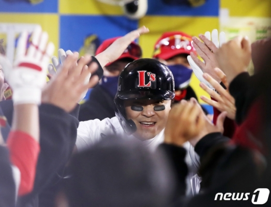 축하 인사를 받고 있는 추신수. /사진=뉴스1(SSG 제공)