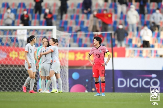 8일 고양종합운동장에서 열린 중국과의 도쿄올림픽 여자축구 최종예선 플레이오프에서 1-2로 패배한 뒤 아쉬워하고 있는 지소연의 모습. /사진=대한축구협회