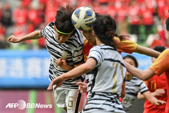13일 중국 쑤저우에서 열린 중국과의 도쿄올림픽 여자축구 아시아 최종예선 플레이오프 2차전에서 헤딩 경합을 펼치고 있는 임선주(왼쪽). /AFPBBNews=뉴스1