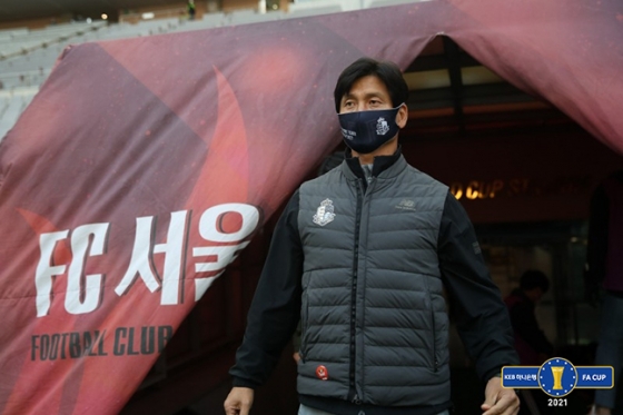 14일 FC서울과의 2021 하나은행 FA CUP 3라운드 '서울 더비'를 위해 서울월드컵경기장에 들어서고 있는 정정용 서울이랜드 감독. /사진=대한축구협회