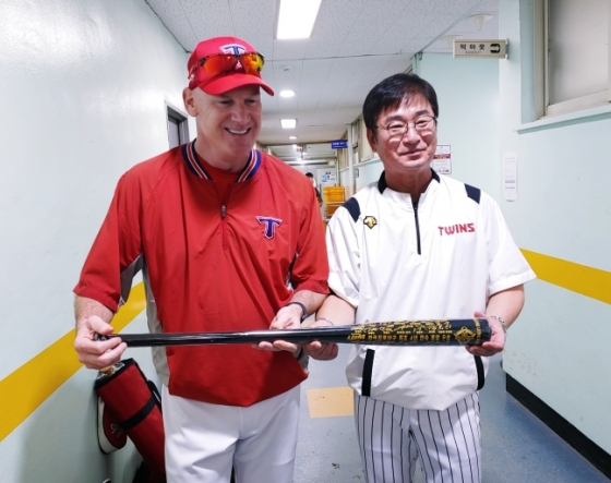 류중일 전 LG 감독(오른쪽)이 지난해 8월 13일 잠실구장에서 윌리엄스 KIA 감독에게 선물한 기념 배트를 함께 들며 환하게 웃고 있다. /사진=LG 트윈스 제공