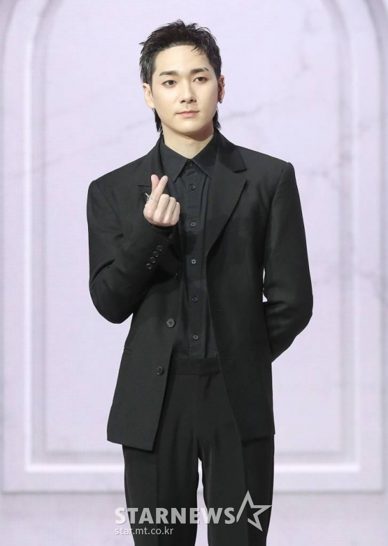 그룹 뉴이스트(NU&#039;EST) 아론이 19일 오후 서울 광진구 광장동 예스24 라이브홀에서 진행된 정규 2집 &#039;Romanticize&#039;(로맨티사이즈) 발매 기념 쇼케이스에서 포즈를 취하고 있다.  뉴이스트의 이번 앨 타이틀곡 &#039;INSIDE OUT&#039;(인사이드 아웃)은 이별을 앞두고 아무렇지 않은 척했으나 자신의 본심을 깨닫고 상대에게 달려가는 모습을 그려낸 칠 하우스(Chill House) 장르의 곡으로, 한마디로 정의할 수 없는 복합적인 감정의 이동을 섬세한 가사로 표현했다. 2021.04.19 /사진=김창현 기자 chmt@