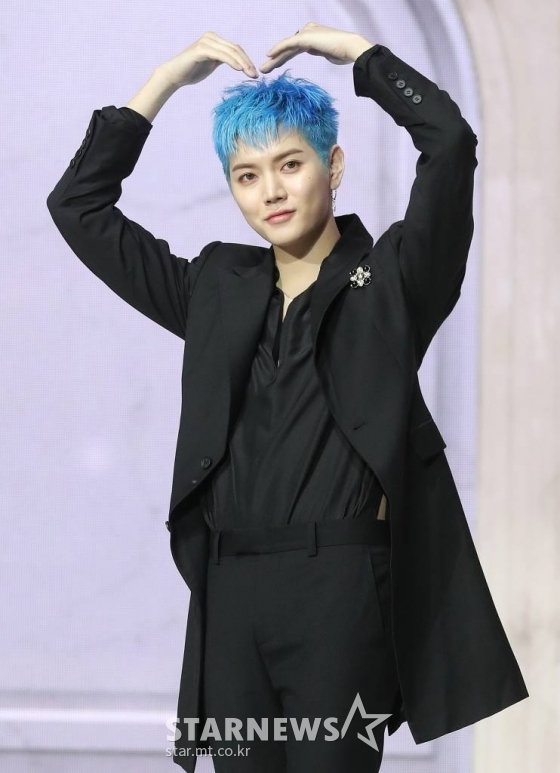 그룹 뉴이스트(NU&#039;EST) 렌이 19일 오후 서울 광진구 광장동 예스24 라이브홀에서 진행된 정규 2집 &#039;Romanticize&#039;(로맨티사이즈) 발매 기념 쇼케이스에서 포즈를 취하고 있다.  뉴이스트의 이번 앨 타이틀곡 &#039;INSIDE OUT&#039;(인사이드 아웃)은 이별을 앞두고 아무렇지 않은 척했으나 자신의 본심을 깨닫고 상대에게 달려가는 모습을 그려낸 칠 하우스(Chill House) 장르의 곡으로, 한마디로 정의할 수 없는 복합적인 감정의 이동을 섬세한 가사로 표현했다. 2021.04.19 /사진=김창현 기자 chmt@