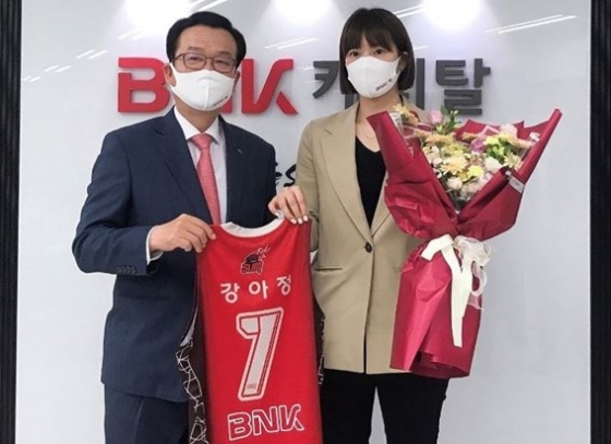 BNK 썸과 FA 계약을 체결한 강아정(오른쪽). /사진=BNK 썸 제공