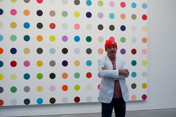 전시회장의 데미안 허스트(Damien Hirst).  허스트는 2019년 스니커즈 브랜드Vans와 협업, 그의 대표작 '스팟 시리즈(Spot Series)' 등을 담은 한정판을 출시했다.  The Exhibition: Damien Hirst, The Complete Spot Paintings 1986-2011, (New York, 2012).  사진제공= Andrew Russeth via Wikimedia Commons.  