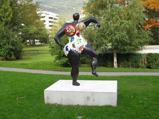 니키 드 생 팔(Niki de Saint Phalle), '검은 모자이크 나나(Nana Mosaique Noire)', 1999.  사진제공= Kamahele via Wikimedia Commons.