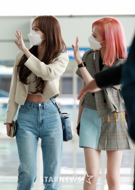 사쿠라와 히토미가 출국을 배웅하러 나온 팬들에게 인사하고 있다. 인천국제공항=임성균 기자