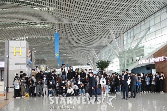 일본으로 떠나는 사쿠라, 나코, 히토미를 배웅하러 나온 팬들. 왼쪽이 기자들, 오른쪽이 팬들. 인천국제공항=임성균 기자