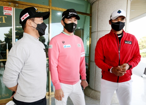 2라운드 종료 후 인터뷰에 나선 박찬호, 김형성, 박재범(오른쪽부터)./사진=KPGA