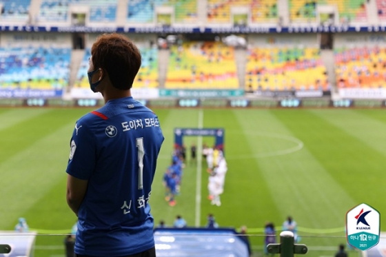 1일 수원월드컵경기장에서 열린 은퇴식을 앞두고 전광판에 비춰진 자신의 은퇴 영상을 바라보고 있는 신화용의 모습. /사진=한국프로축구연맹