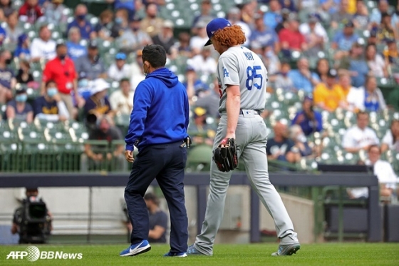 지난 2일 밀워키전에 선발로 나섰으나 팔 부상으로 강판되고 있는 LA 다저스 더스틴 메이. 토미 존 수술을 받게 됐다. /AFPBBNews=뉴스1