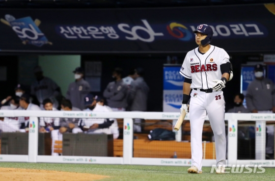 두산 강승호가 6일 잠실 LG전에서 3회말 첫 타석에 들어서고 있다. /사진=뉴시스