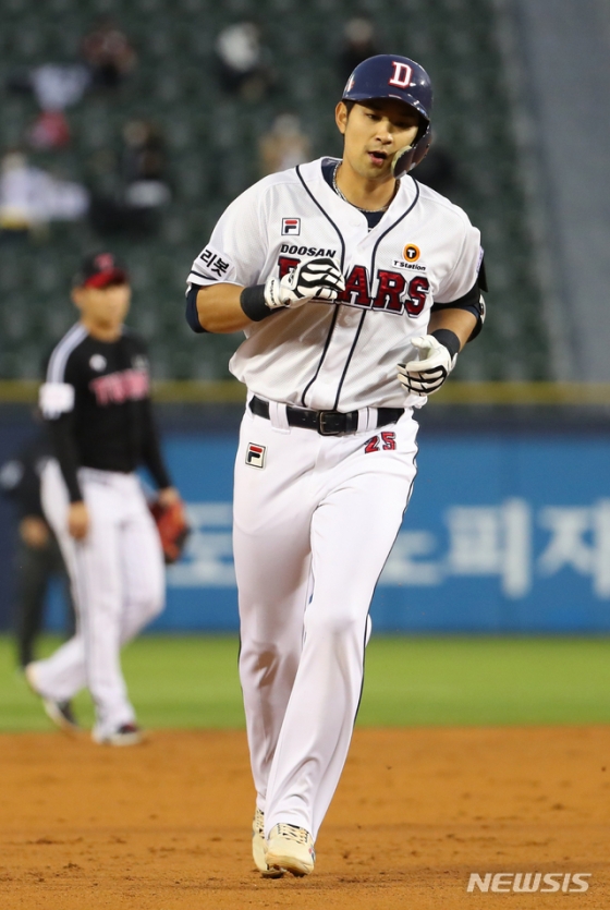 두산 강승호가 6일 잠실 LG전에서 3회 홈런을 친 뒤 그라운드를 돌고 있다. /사진=뉴시스