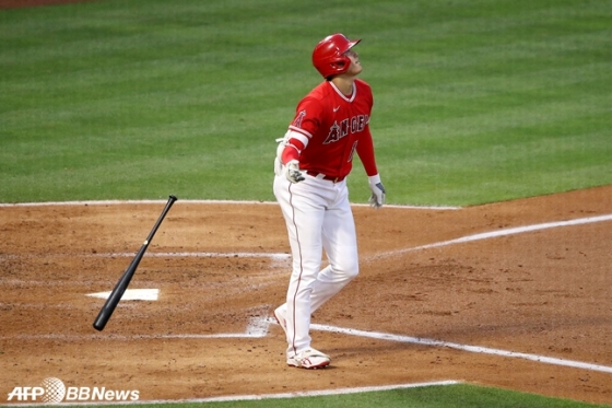 오타니 쇼헤이가 7일 탬파베이 레이스전 홈런 타구를 바라보고 있다. /AFPBBNews=뉴스1