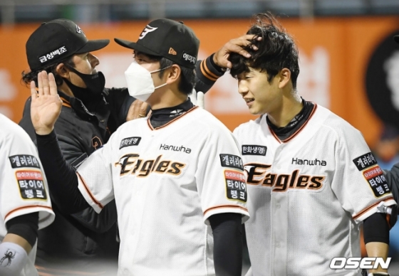 수베로 감독(왼쪽)과 박정현(오른쪽)이 6일 승리 후 하이파이브를 나누고 있다.