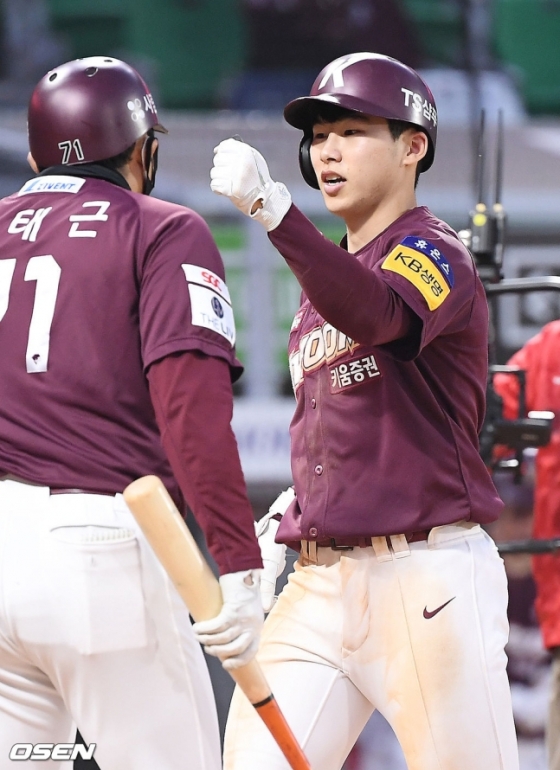 8일 인천 SSG전에서 8회초 키움 김혜성(오른쪽)이 투런 홈런을 날린 후 홈을 밟고 있다.
