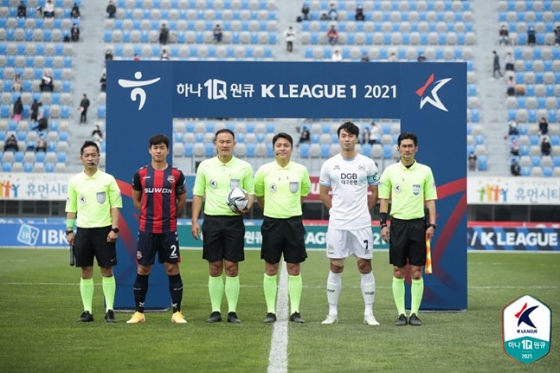 지난 1일 수원FC와 대구FC전을 앞두고 기념사진을 촬영하고 있는 양 팀 주장과 심판진. /사진=한국프로축구연맹