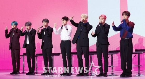  방탄소년단(BTS)이  'MAP OF THE SOUL: PERSONA' 발매 기념 글로벌 기자간담회에서 인사말을 하고 있다. /사진=김휘선 기자 hwijpg@