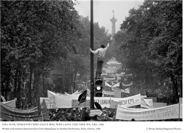 브뤼노 바르베, '리퍼블리크'에서 '당페르-로슈로'로 향하는 학생과 노동자로 구성된 시위대, 파리, 프랑스, 1968Worker and student demonstration from Republique to Denfert-Rochereau, Paris, France, 1968ⓒ Bruno Barbey/Magnum Photos