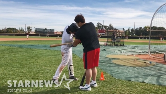 최지만(오른쪽)이 지난 2월 초 GCC에서 박정후의 타격 폼을 교정해 주고 있다. /사진=이상희 통신원