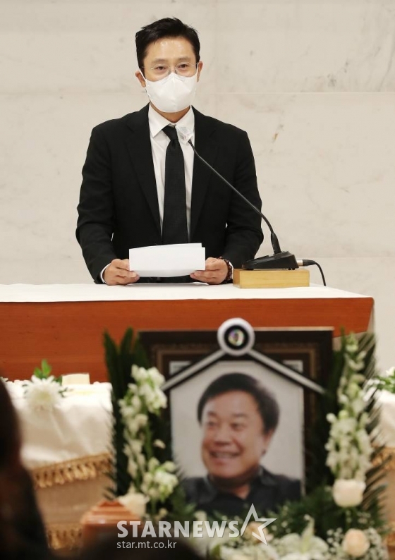 배우 이병헌이 15일 오전 서울 서초구 성모병원 장례장식에서 엄수된 故 이춘연 영화인회의 이사장의 영결식에서 추도사를 낭독하고 있다. 고 이춘연 대표는 지난 11일 서울 방배동 자택에서 심장 마비로 쓰러진 채 발견돼 병원으로 옮겨졌으나 끝내 세상을 떠났다. 2021.05.15 /사진=김창현 기자 chmt@
