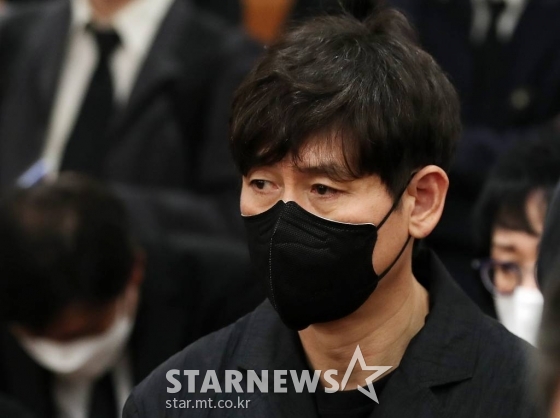 배우 설경구가 15일 오전 서울 서초구 성모병원 장례장식에서 엄수된 故 이춘연 영화인회의 이사장의 영결식에서 슬픔에 잠겨 있다. 고 이춘연 대표는 지난 11일 서울 방배동 자택에서 심장 마비로 쓰러진 채 발견돼 병원으로 옮겨졌으나 끝내 세상을 떠났다. 2021.05.15 /사진=김창현 기자 chmt@