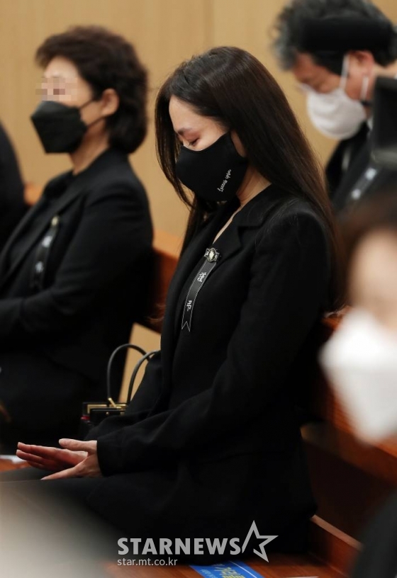 배우 손예진이 15일 오전 서울 서초구 성모병원 장례장식에서 엄수된 故 이춘연 씨네2000 대표의 영결식에서 슬픔에 잠겨 있다. 고 이춘연 대표는 지난 11일 서울 방배동 자택에서 심장 마비로 쓰러진 채 발견돼 병원으로 옮겨졌으나 끝내 세상을 떠났다. 2021.05.15 /사진=김창현 기자 chmt@