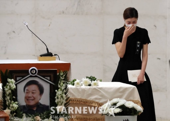 배우 김규리가 15일 오전 서울 서초구 성모병원 장례장식에서 엄수된 故 이춘연 씨네2000 대표의 영결식에서 추도사를 낭독한 뒤 눈물을 흘리고 있다. 고 이춘연 대표는 지난 11일 서울 방배동 자택에서 심장 마비로 쓰러진 채 발견돼 병원으로 옮겨졌으나 끝내 세상을 떠났다. 2021.05.15 /사진=김창현 기자 chmt@