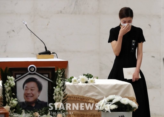 배우 김규리가 15일 오전 서울 서초구 성모병원 장례장식에서 엄수된 故 이춘연 씨네2000 대표의 영결식에서 추도사를 낭독한 뒤 눈물을 흘리고 있다.  고 이춘연 대표는 지난 11일 서울 방배동 자택에서 심장 마비로 쓰러진 채 발견돼 병원으로 옮겨졌으나 끝내 세상을 떠났다. 2021.05.15 /사진=김창현 기자 chmt@