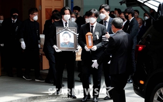 故 이춘연 씨네2000 대표의 발인식이 15일 오전 서울 서초구 성모병원 장례식장에서 엄수되고 있다. 고 이춘연 대표는 지난 11일 서울 방배동 자택에서 심장 마비로 쓰러진 채 발견돼 병원으로 옮겨졌으나 끝내 세상을 떠났다. 2021.05.15 /사진=김창현 기자 chmt@