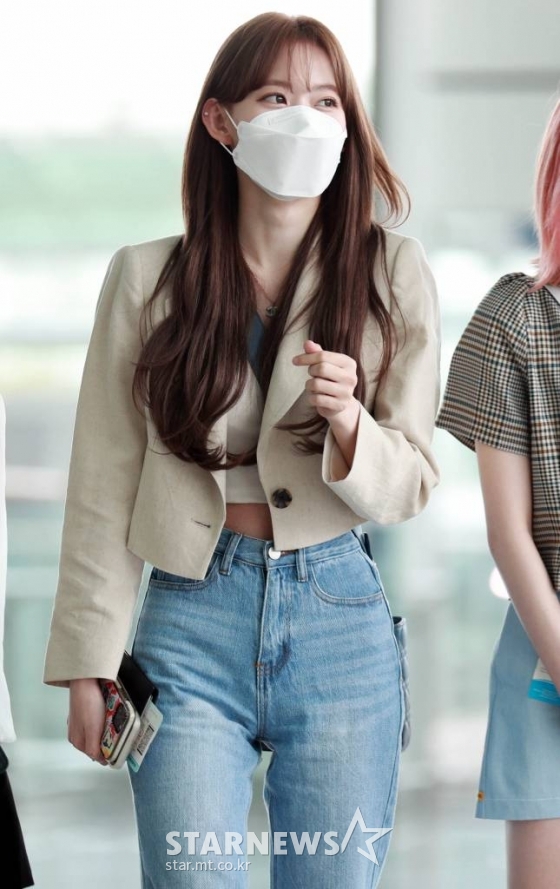 그룹 아이즈원 미야와키 사쿠라가 29일 오전 인천국제공항을 통해 일본 도쿄로 출국하고 있다. /사진=임성균 기자 tjdrbs23@