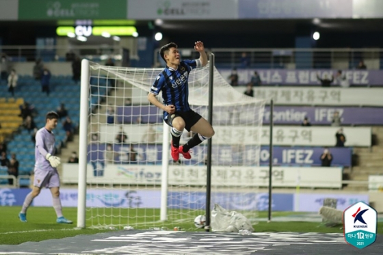 지난 11일 포항스틸러스전에서 골 세리머니를 펼치고 있는 인천유나이티드 김도혁. /사진=한국프로축구연맹