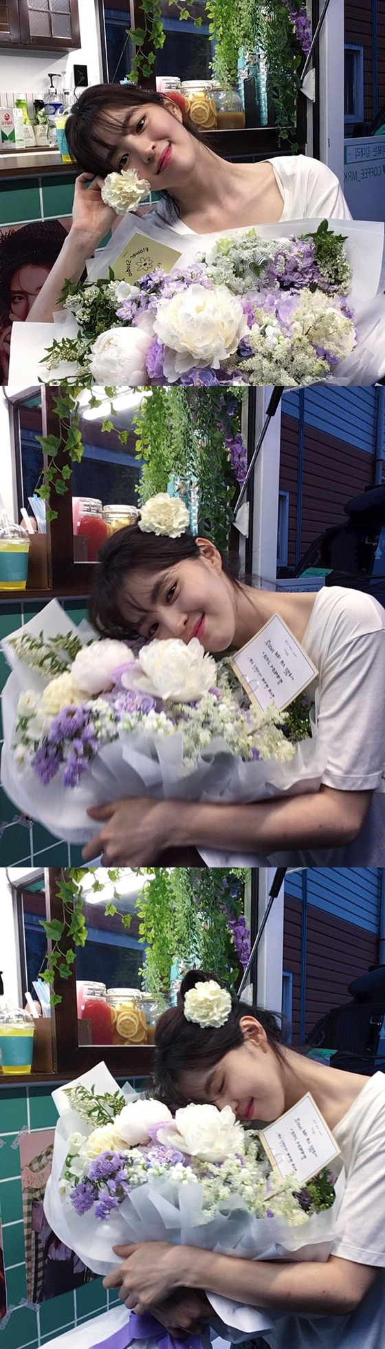 배우 한소희가 꽃보다 아름다운 미모로 팬들의 시선을 사로잡았다./사진=한소희 인스타그램