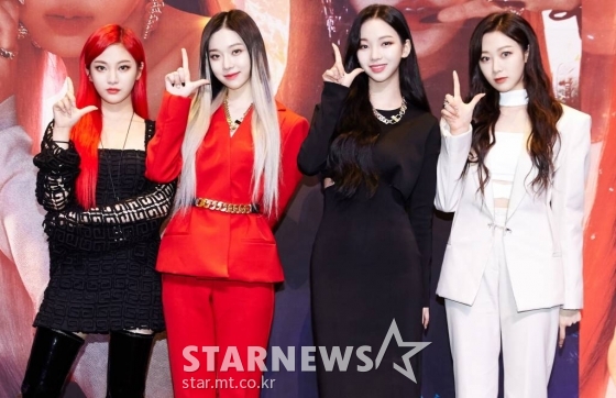 걸그룹 에스파(aespa)가 17일 오전 온라인으로 진행된 세 번째 싱글 'Next Level' 발매 기념 온라인 기자간담회에서 포즈를 취하고 있다. 이번 신곡 'Next Level'은 영화 '분노의 질주: 홉스&쇼'의 OST 'Next Level'을 에스파만의 색깔로 리메이크한 곡이다. / 사진제공 = SM엔터테인먼트 (2021년 5월 17일)