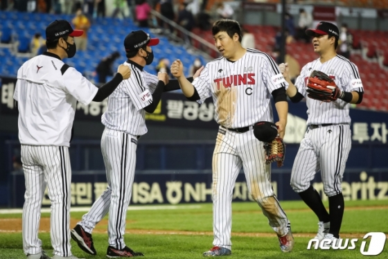 경기 후 선수들과 인사를 나누고 있는 LG 김현수(오른쪽에서 두 번째). /사진=뉴스1