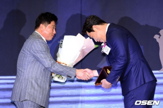 2019년 12월 한국프로야구은퇴선수협회 시상식 '최고의 선수상'을 받았던 양의지(오른쪽)와 시상자로 나선 김태형 감독.