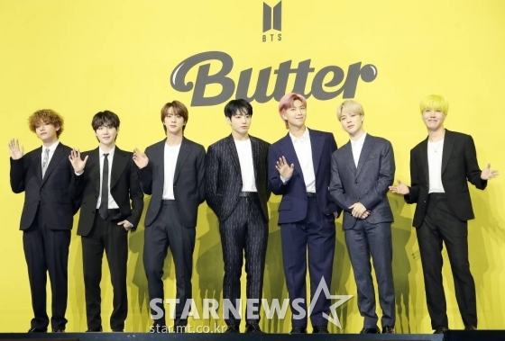 방탄소년단(BTS, 뷔 슈가 진 정국 RM 지민 제이홉)이 21일 오후 서울 송파구 방이동 올림픽홀에서 진행된 새 싱글앨범 &#039;Butter&#039; 발매 기념 쇼케이스에서 포즈를 취하고 있다.  &#039;Butter&#039;에는 버터처럼 부드럽게 녹아들어 너를 사로잡겠다는 방탄소년단의 귀여운 고백이 담겨있다.  방탄소년단은 &#039;Butter&#039;를 사실상의 선 공개 싱글로 스타트를 끊고 6월 중 &#039;Butter&#039;가 포함된 새 앨범을 발매할 계획이다. 2021.05.21 /사진=김창현 기자 chmt@