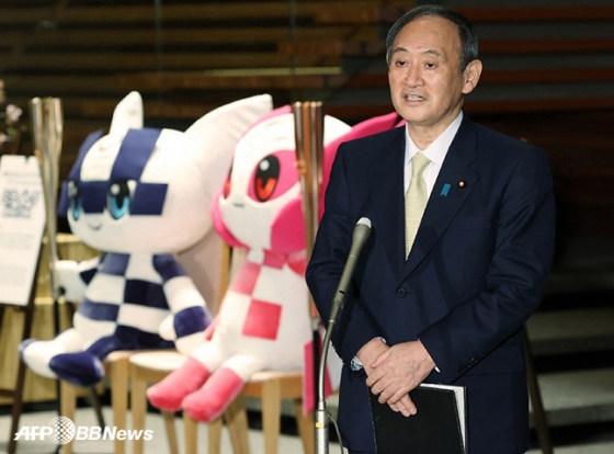 일본 도쿄올림픽 마스코트들을 배경으로 기자회견 중인 스가 요시히데 일본 총리. /AFPBBNews=뉴스1