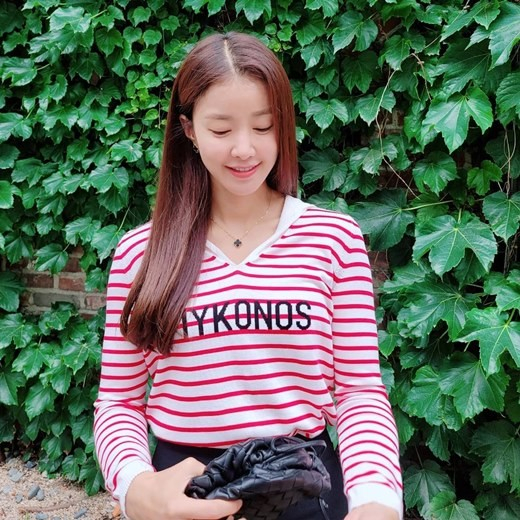 李诗英6日在自己的instagram上发布了多张照片.