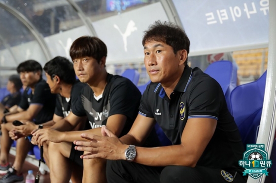 2019년 당시 유상철(오른쪽) 인천유나이티드 감독과 임중용 수석코치. /사진=한국프로축구연맹