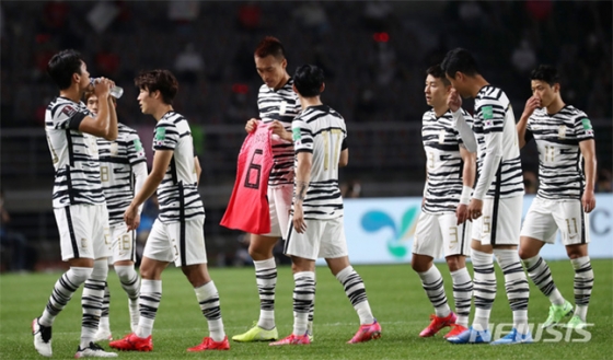 축구대표팀 김신욱(가운데)이 9일 스리랑카와의 월드컵 예선에서 골을 넣은 뒤 故 유상철 감독의 유니폼을 들어보이며 헌정 세리머니를 펼치고 있는 모습. /사진=뉴시스